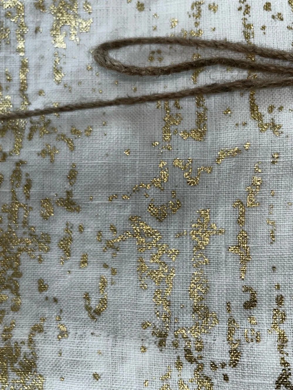 Sur La Table Gold Splatter Runner & Napkin Set (8).